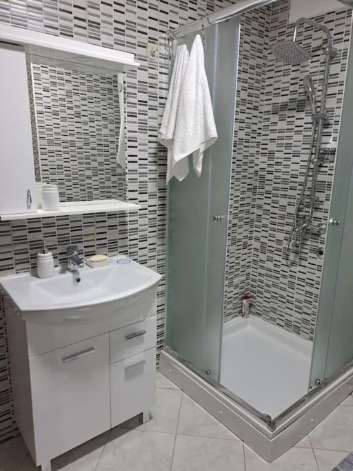 Enjoy Traveling Apartment Tuzla Bagian luar foto